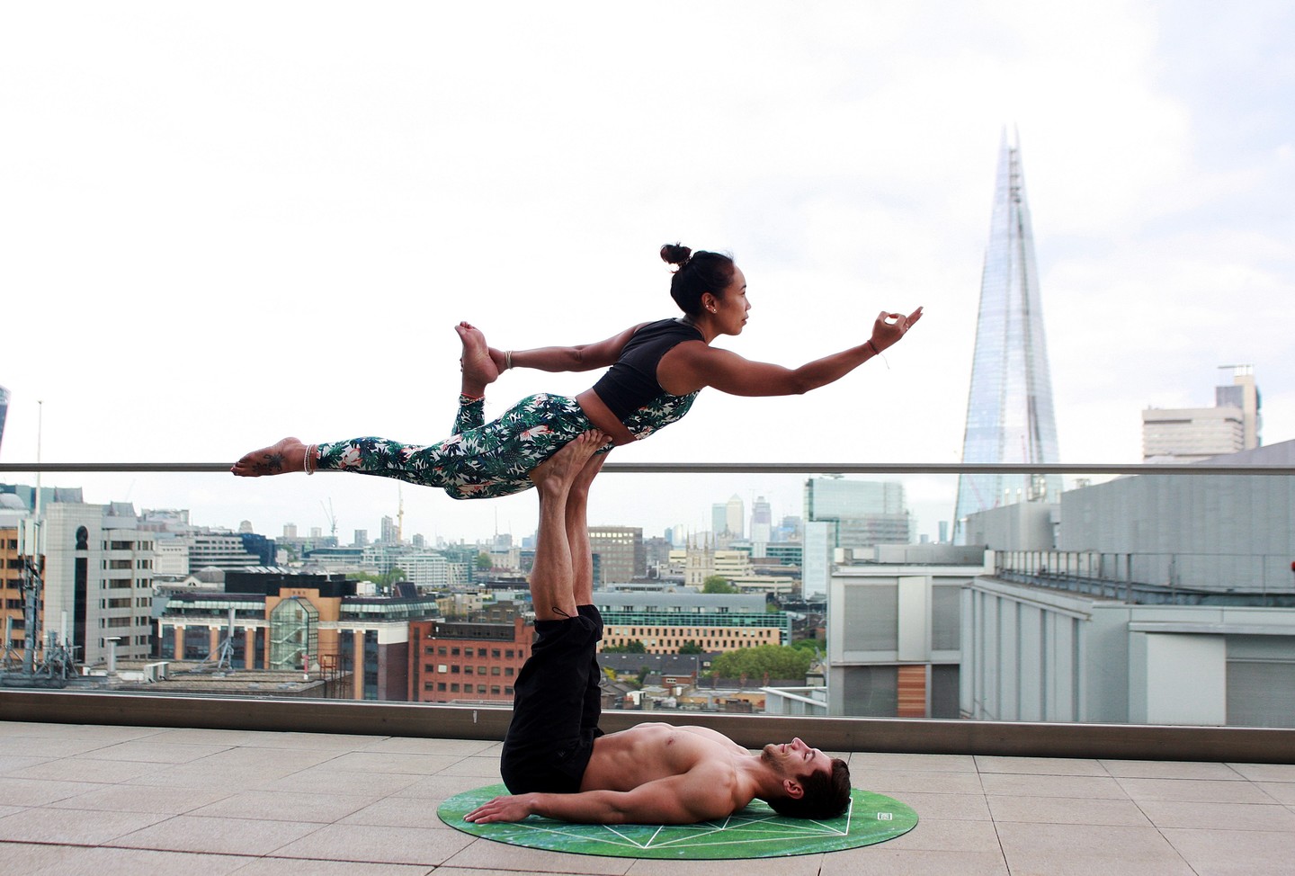 Acro Yoga fortalece músculos e o espírito de equipe - Minha Vida