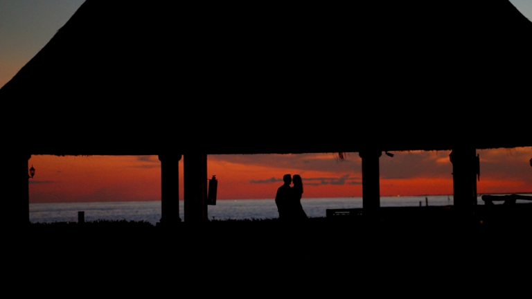 Casal caminhando na praia