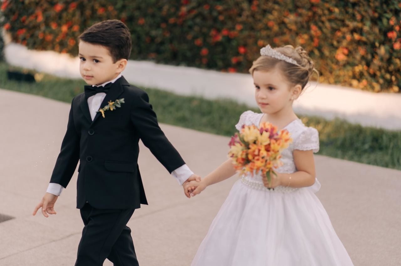 O penteado para daminha de casamento ideal para cada idade