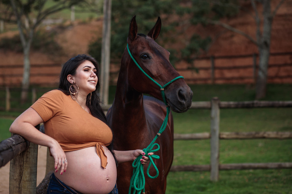 Casal tenta tirar foto de gestação, mas cavalo risonho rouba a